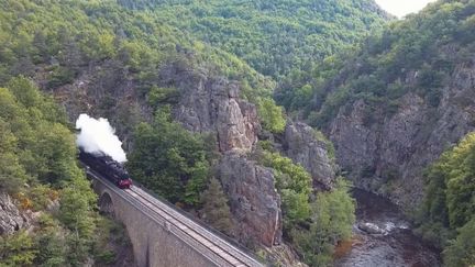 Cela fait 20 ans qu’un train à vapeur n’avait pas pris la ligne entre Clermont-Ferrand (Puy-de-Dôme) et Langogne (Lozère), à travers les Gorges de l’Allier. Les voyageurs en prennent plein les yeux (France 2)