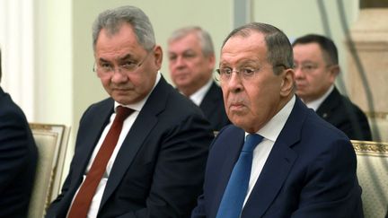 Les ministres russes Sergueï Choïgou et Sergueï Lavrov, à Moscou (Russie), le 15 mars 2023. (VLADIMIR GERDO / SPUTNIK / AFP)