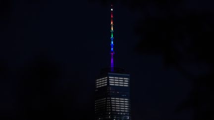 Le World Trade Center, à New York, éclairé aux couleurs de l'arc-en-ciel, le 12 juin 2016. (BRYAN R. SMITH / AFP)