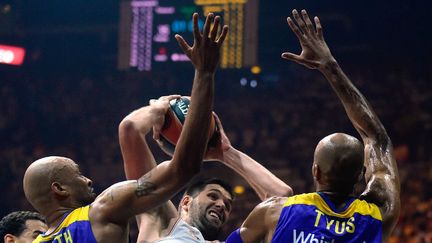 Ioannis Bourousis bien entouré lors de la finale