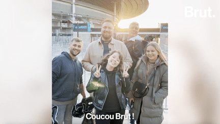 "C'est mon 50e concert, je m'en lasse pas." Brut a rencontré les fans qui campent devant le Stade de France en attendant Mylène Farmer.