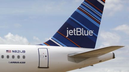 Un A320 appartenant à la compagnie américaine JetBlue le 8 avril 2013 à l'aéroport de Mobile en Alabama (Etats-Unis).&nbsp; (MATTHEW HINTON / AFP)