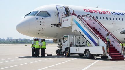 Un appareil C919 de la China Eastern Airlines sur l'aéroport de Shanghai (Chine) le 28 mai 2023 (DING TING / XINHUA)