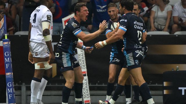 Les Montpelliérains célèbrent l'essai de Vincent Rattez, à Nice, le 18 juin 2022. (NICOLAS TUCAT / AFP)