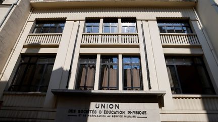 La façade de l'Union des sociétés d'éducation physique et de préparation militaire (USEPPM), principale association bénéficiaire du fonds Marianne, le 13 juin 2023, à Paris, lors de la perquisition. (LUDOVIC MARIN / AFP)