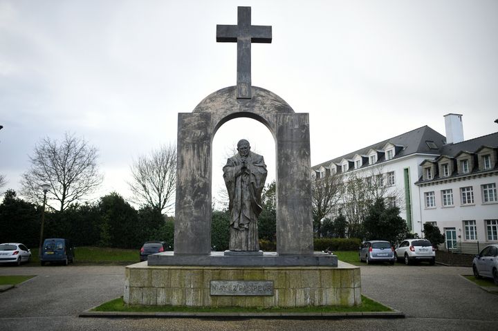 La statue de Jean-Paul II réalisée par le sculpteur russe Zourab Tsereteli et installée en 2006 à Ploërmel (Morbihan). (DAMIEN MEYER / AFP)