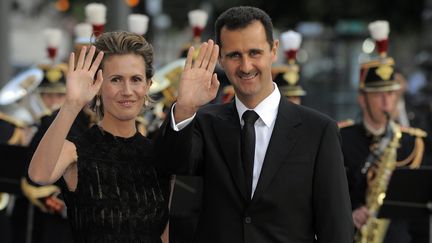 Le pr&eacute;sident syrien, Bachar Al-Assad, en compagnie de sa femme Asma, le 13 juillet 2008 &agrave; Paris. (BENOIT DOPPAGNE / BELGA MAG / AFP)