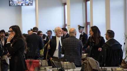 Les avocats attendent la lecture du verdict, le 20 novembre 2023, à Lamezia Terme (Italie). (GIANLUCA CHININEA / AFP)