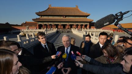 Le ministre du Redressement productif Arnaud Montebourg (&agrave; g.) et le Premier ministre Jean-Marc Ayrault, &agrave; P&eacute;kin (Chine), le 5 d&eacute;cembre 2013. (MARK RALSTON / POOL)