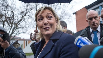 Marine Le Pen r&eacute;pond aux journalistes &agrave; la sortie du bureau de vote de H&eacute;nin-Beaumont (Pas-de-Calais), le 29 mars 2015, lors du second tour des &eacute;lections d&eacute;partementales.&nbsp; (MICHAEL BUNEL / NURPHOTO / AFP )