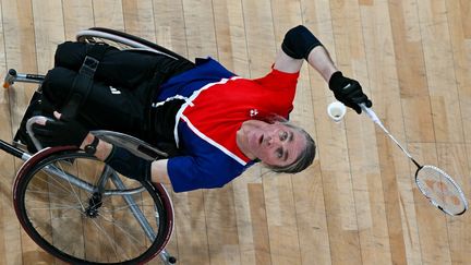 L'Allemand Thomas Wandschneider, en phase de poules du tournoi de para badminton, le 31 août 2024, aux Jeux paralympiques de Paris. (FRANCOIS-XAVIER MARIT / AFP)