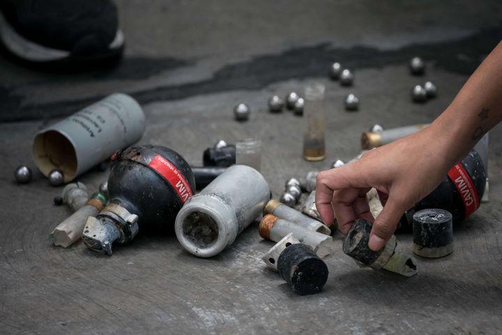 Un arsenal de munitions retrouvé après un raid de la police dans le quartier Los Verdes à Caracas, le 14 juin 2017. (MIGUEL GUTIERREZ / SIPA)