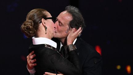 Carole Bouquet embrasse Vincent Lindon lors de la cérémonie de clôture de la 75e édition du Festival de Cannes.&nbsp; (CHRISTOPHE SIMON / AFP)