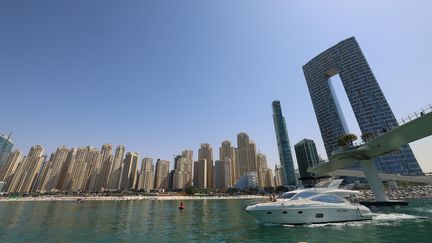 Un bateau passe devant la Jumeirah Beach Residence (JBR) à Dubaï, aux Émirats arabes unis, le 3 mars 2021. (GIUSEPPE CACACE / AFP)