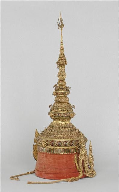  Réplique de la couronne des rois de Siam offerte à Napoléon III (Thaïlande, 19e siècle)
 (RMN-Grand Palais (Château de Fontainebleau) / Gérard Blot)