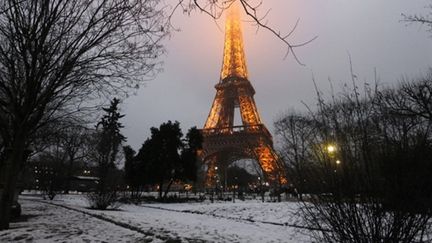 Le Champ de Mars sous la neige, le 20 décembre 2010. (AFP - Joel Saget)