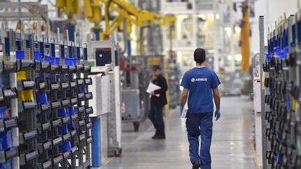 Un employé d'Airbus sur le site de production de l'avionneur, à Bouguenais, dans l'ouest de la France, en mars 2017.&nbsp; (LOIC VENANCE / AFP)