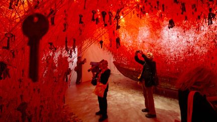 Les journalistes découvrent l'installation de Chiharu Shiota au sein du pavillon japonais de la Biennale de Venise. 
 (Domenico Stinellis/AP/SIPA)