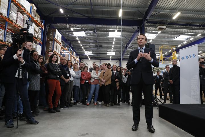 Emmanuel Macron s'exprime devant les salariés de l'usine Krys de Bazainville (Yvelines), le 18 avril 2017 (THOMAS SAMSON / POOL / AFP POOL)