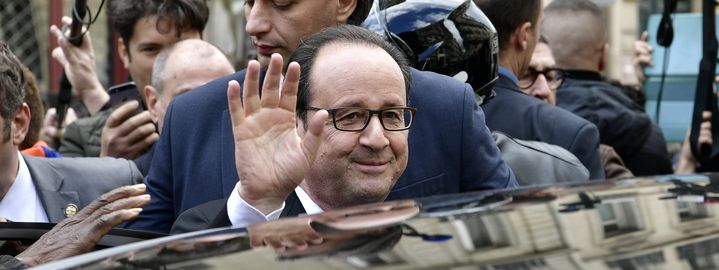 François Hollande quitte le siège du Parti socialiste, le 14 mai 2017. (PHILIPPE LOPEZ / AFP)