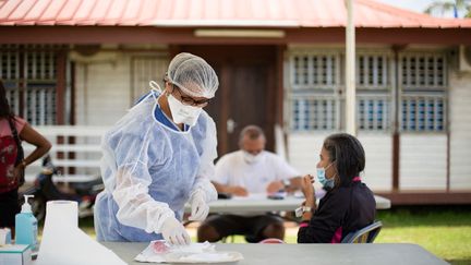 Une soignante dans un dispensaire où est dépisté le Covid-19 à Maripasoula (Guyane), le 18 août 2020. Photo d'illustration. (THIBAUD VAERMAN / HANS LUCAS / AFP)