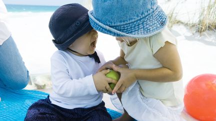 Sur la plage en été, le bob est indispensable pour protéger de la chaleur la tête des enfants. (SIGRID OLSSON / MAXPPP)