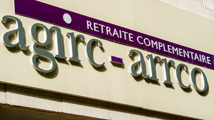 Un&nbsp;accord de 2015 doit permettre de réaliser 6,1 milliards d'euros d'économie à l'horizon 2020 pour renflouer les caisses de l'Agirc-Arrco, fortement déficitaires. (PHILIPPE HUGUEN / AFP)