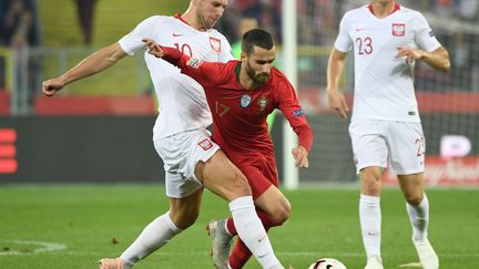 Le Portugais Rafa Silva prend le meilleur sur le Polonais Grzegorz Krychowiak (JANEK SKARZYNSKI / AFP)