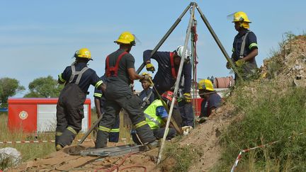 Opération de secours de&nbsp;11 mineurs illégaux le 16 février 2014 à Johannesburg. (ALEXANDER JOE / AFP)