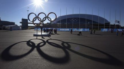 Des personnes posent devant le stade principal de Sotchi (Russie), le 3 f&eacute;vrier 2014. (ALEXANDER NEMENOV / AFP)