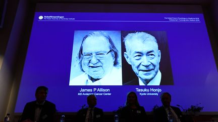 Les deux lauréats du prix Nobel de médecine 2018 s'affichent à l'Institut Karolinska à Stockholm, en Suède, le 1er octobre 2018. (JONATHAN NACKSTRAND / AFP)