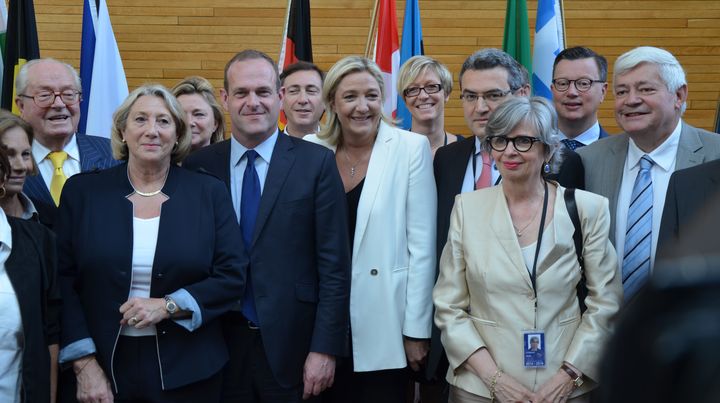 Myl&egrave;ne Troszczynski, au centre&nbsp;derri&egrave;re Marine Le Pen, pose avec des eurod&eacute;put&eacute;s du FN, le 1er juillet 2014, au Parlement europ&eacute;en, &agrave; Strasbourg (Bas-Rhin). (YANN THOMPSON / FRANCETV INFO)