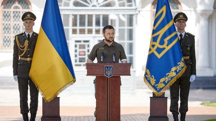 Le président ukrainien, Volodymyr Zelensky, lors d'une conférence de presse à Kiev, le 2 juin 2022. (HANDOUT / UKRAINIAN PRESIDENTIAL PRESS SER / AFP)