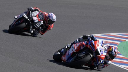 Aleix Espargaro (à gauche) et Jorge Martin se sont livrés une vraie bataille pendant le Grand Prix d'Argentine, le 3 avril 2022, à&nbsp;Termas de Río Hondo (JUAN MABROMATA / AFP)