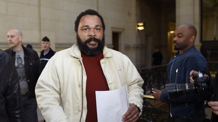 L'humoriste Dieudonné M'bala M'bala arrive au tribunal de Paris, le&nbsp;12 mars 2015. (LOIC VENANCE / AFP)