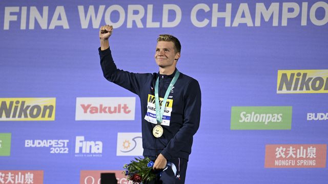 Léon Marchand après sa victoire sur 400 mètres nage libre aux championnats du monde de natation à Budapest (Hongrie), samedi 18 juin 2022. (KEMPINAIRE STEPHANE / KMSP)