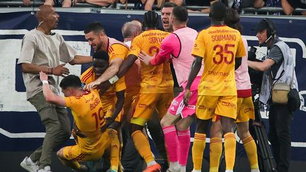 Le ruthénois Lucas Buades célébrait un but avec ses coéquipiers quand un supporter de Bordeaux a fait irruption sur le terrain du Matmut Atlantique Stadium de Bordeaux (THIBAUD MORITZ / AFP)