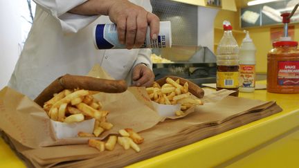 Dans une friterie de Valenciennes (Nord), le 7 mars 2008. (MAXPPP)