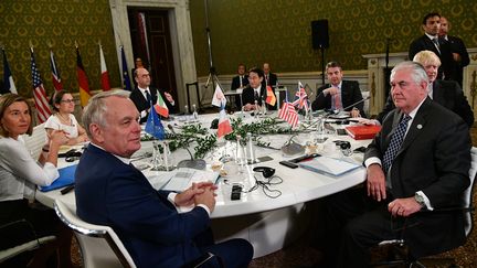 Jean-Marc Ayrault (à gauche au premier plan) participe à une réunion du G7 avec les autres ministres des Affaires étrangères, le 11 avril 2017, à Lucques (Italie). (VINCENZO PINTO / AFP)