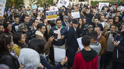 Un rassemblement à Rabat (Maroc), le 22 décembre 2018, en hommage aux deux touristes scandinaves dont les corps ont été découverts la veille dans le Haut-Atlas.&nbsp; (FADEL SENNA / AFP)