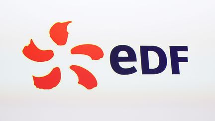 Le logo d'EDF. (PATRICK KOVARIK / AFP)