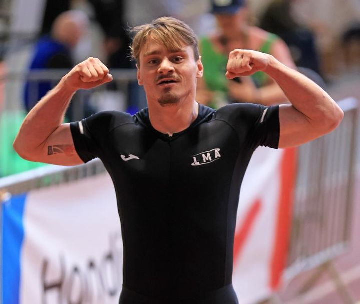 Dimitri Jozwicki après ses titres de champion de France en salle sur 60 et 200m, le 18 février 2023 à Metz. (FLORENT PERVILLE / FFH)