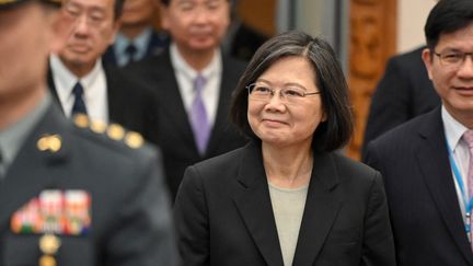 Tsai Ing-Wen la présidente de Taïwan à l'aéroport de Taoyuan le 29 mars 2023 avant de s'envoler vers les États-Unis puis le Guatemala et Belize. (SAM YEH / AFP)