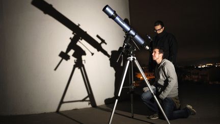 Des &eacute;tudiants de l'observatoire de Sabadell (Espagne) regardent le passage de l'ast&eacute;ro&iuml;de 2012 DA14, le 15 f&eacute;vrier 2013.&nbsp; (GUSTAU NACARINO / REUTERS)