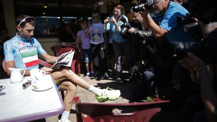 Le coureur cycliste italien&nbsp;Vincenzo Nibali pose &agrave; la terrasse d'un caf&eacute; pendant la journ&eacute;e de repos du Tour de France &agrave; Besan&ccedil;on (Doubs), le 15 juillet 2014. (CHRISTIAN HARTMANN / REUTERS)