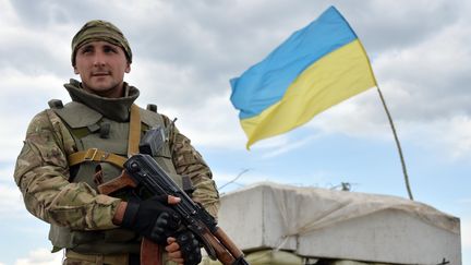 Un membre des forces ukrainiennes pr&egrave;s de&nbsp;Slaviansk (Ukraine), le 4 juillet 2014. (GENYA SAVILOV / AFP)