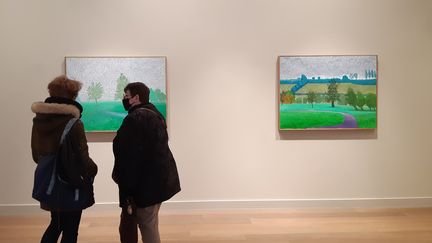 Des visiteurs à la galerie Lelong devant des peintures de David Hockney. (ANNE CHEPEAU / RADIO FRANCE)