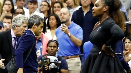 Serena Williams et l'arbitre Carlos Ramos (JULIAN FINNEY / GETTY IMAGES NORTH AMERICA)