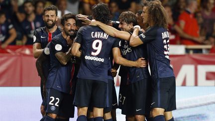 Des joueurs du PSG se congratulent lors de leur victoire &agrave; Monaco, le 30 ao&ucirc;t 2015. (VALERY HACHE / AFP)