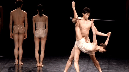 Les danseurs du Ballet de l'Opéra de Bordeaux dans "Petite Mort" de Jirí Killián
 (France 3 Culturebox)